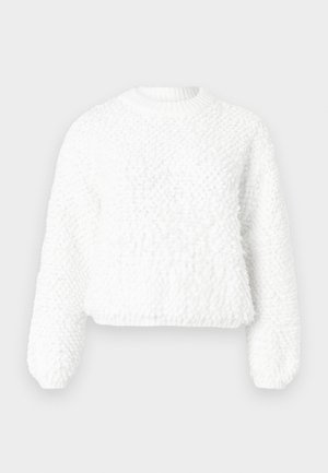 Fehér texturált kötött pulóver hosszú ujjakkal, bordázott kerek nyakkivágással és enyhén rövidített szegéllyel, sima háttéren.