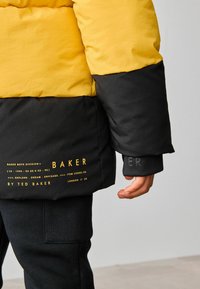 Baker by Ted Baker SHOWER RESISTANT COLOURBLOCK   - REGULAR FIT - Chaqueta de invierno - yellow