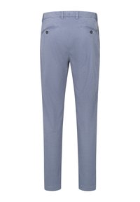 Helles blaues Chino mit glatter Textur, taillierter Passform, Gesäßtaschen mit runden schwarzen Knöpfen und geradem, knöchellangem Schnitt.
