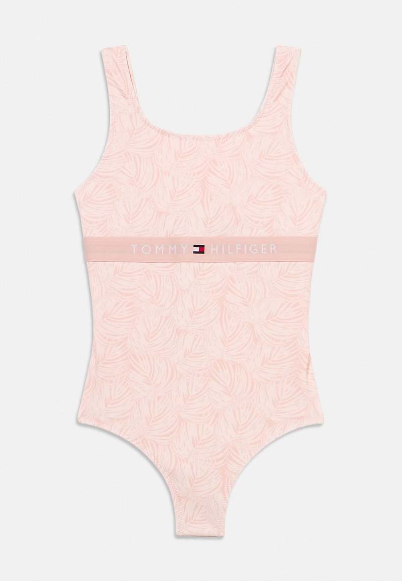Ροζ ολόσωμο μαγιό με φυτικό σχέδιο, φαρδιές τιράντες και ζώνη στη μέση με το λογότυπο Tommy Hilfiger σε αντίθετα χρώματα.