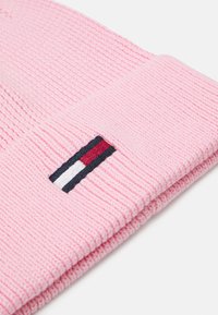 Tommy Jeans ELONGATED FLAG BEANIE - Gorro - ballet pink