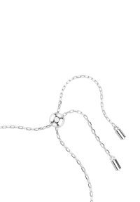 Pulsera de cadena ajustable de plata con un cierre deslizante redondo y dos tapas cilíndricas en un fondo blanco.