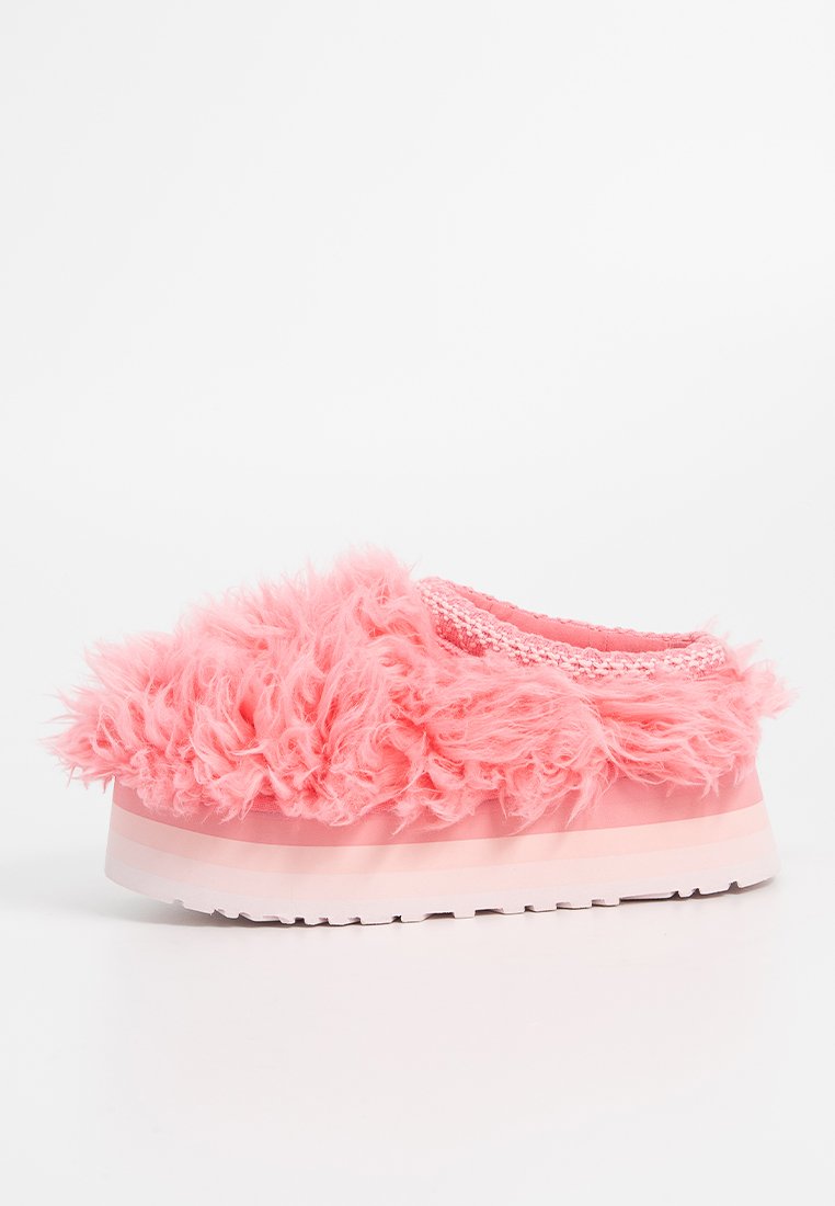 Rosa, flauschige Plateauschuhe mit einem Obermaterial aus strukturiertem Fell und einer dicken weißen Außensohle, die ein dekoratives geflochtenes Band um die Manschette hat.