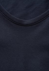 Laivansinisestä puuvillapaidasta, jossa on pyöreä kaula-aukko, sileä pinta ja hieno ribbikude. Ei näkyviä kuvioita tai logoja.