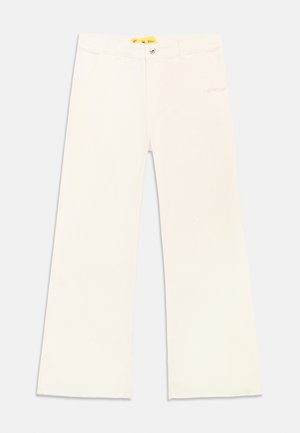 Pantalon large de couleur blanc cassé avec fermeture boutonnée à l'avant, passants pour ceinture et broderie subtile du logo « Off-White » sur la hanche droite.