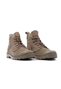 Braune Wildleder ankle boots mit runden Zehen, strukturierten Gummisohlen und verstärkten Nähten. Mit Ösen, Schnürsenkeln und Zuglaschen.