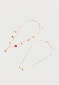 Deux colliers en ton or : l'un avec des breloques (cadenas, cœur, fraise, nœud), l'autre avec un pendentif texte "AMORE" sur des chaînes fines.