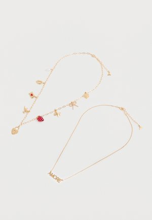 Deux colliers en ton or : l'un avec des breloques (cadenas, cœur, fraise, nœud), l'autre avec un pendentif texte "AMORE" sur des chaînes fines.