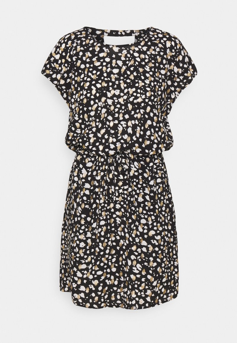 Robe courte noire avec un motif floral en blanc et or. Comprend des manches courtes, une taille cintrée avec un lien, et une coupe décontractée.