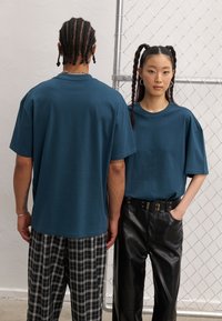YOURTURN UNISEX BASIC OVERSIZED T-SHIRT - Lihtne T-särk - blue-grey