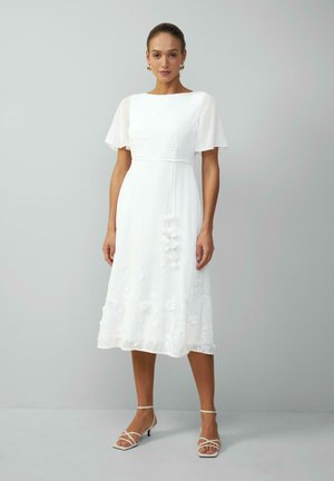 s.Oliver BLACK LABEL FESTIVES MIDI MIT STICKEREI UND BINDEGÜRTEL - Robe de soirée - creme