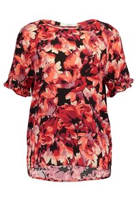 Bloemige blouse in rode en roze tinten op een zwarte achtergrond, met korte mouwen en een losse pasvorm, gemaakt van lichte, vloeiende stof.