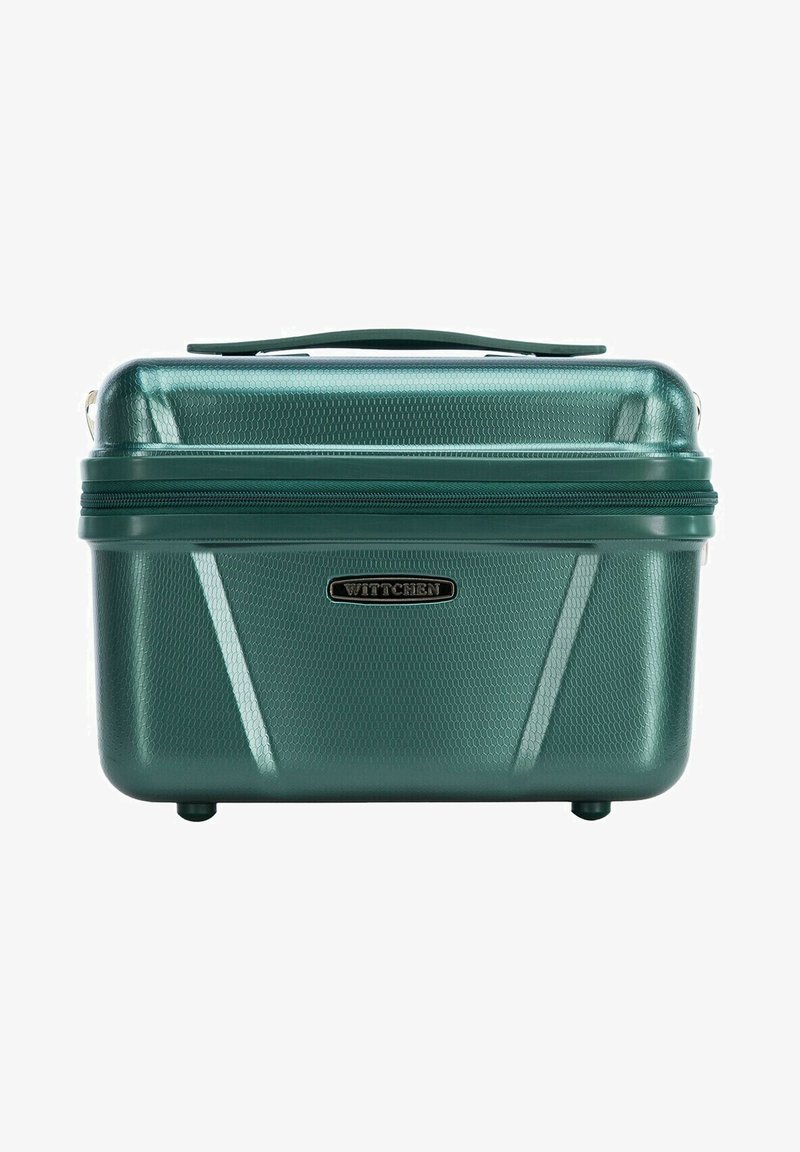 Custodia cosmetica rigida in plastica verde scuro con superficie testurizzata, maniglia superiore e logo dorato. Presenta una chiusura con zip e quattro piedi.