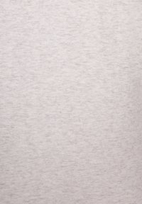 Tessuto di cotone grigio con una texture morbida e un sottile motivo melangiato, che conferisce un aspetto uniforme e leggero.