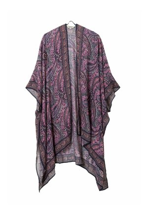 Lila und schwarz gemustertes Kimono im Paisley-Stil hängt an einem schwarzen Kleiderbügel vor weißem Hintergrund.