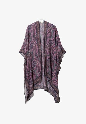 Szata w stylu kimono z wzorem paisley w kolorach fioletowym i czarnym, wisząca na czarnym wieszaku na białym tle.