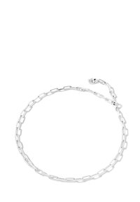 Pulsera de cadena de plata con eslabones alargados y entrelazados. El diseño es minimalista, con cierre de broche y una pequeña etiqueta de marca.