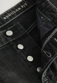 Zwarte denim jeans met een reguliere fit, voorzien van zilveren knopen, contrasterende stiksels en een gladde binnenvoering.
