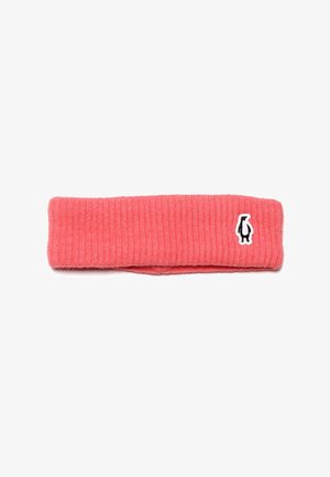 Bandeau tricot côtelé rose corail avec un petit patch logo de pingouin noir et blanc sur le côté.