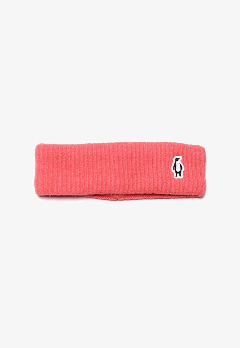 Koraalroze geribbelde gebreide hoofdband met een klein zwart-wit pinguïnlogo op de zijkant.