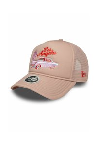 Rosa Trucker-Cap mit Netzrücken, ausgestattet mit gesticktem "Los Angeles" und einem Vintage-Auto-Design. Geschwungener Schirm und verstellbarer Riemen.