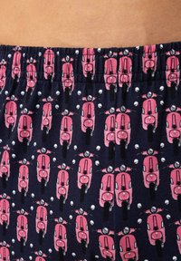 Marineblauwe stof met een herhalend patroon van roze scooters, met witte accenten en een zachte, elastische tailleband voor comfort.