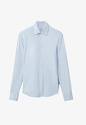 Ljusblå långärmad skjorta i slät tyg, med spetsig krage, framknäppning och manschetter.