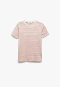 Camiseta de manga corta a rayas en suave rosa y crema, con cuello redondo y el texto "edición limitada" impreso en el pecho.