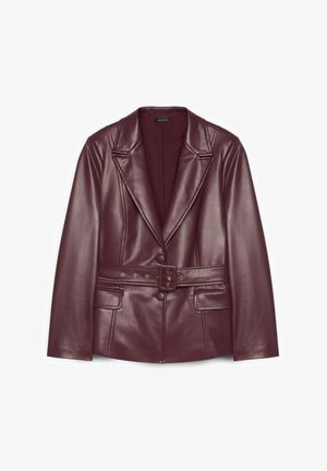 Blazer en cuir bordeaux avec un col structuré, une taille ceinturée, deux poches avant et une finition brillante. Conçu avec des revers arrondis et une fermeture par bouton.