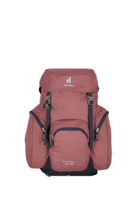 Zaino in tessuto rosso tenue, dotato di molteplici tasche con cerniera, spallacci regolabili e un fondo blu scuro. Logo del marchio in evidenza.