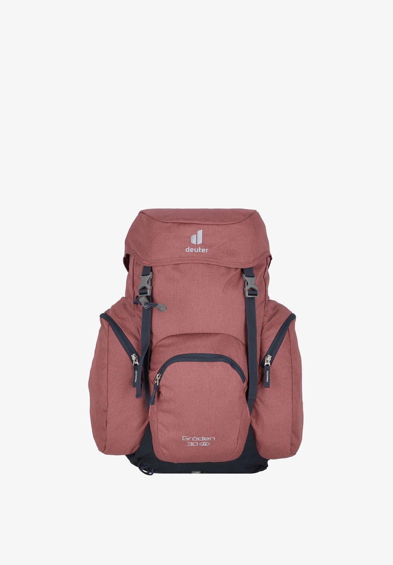 Zaino in tessuto rosso tenue, dotato di molteplici tasche con cerniera, spallacci regolabili e un fondo blu scuro. Logo del marchio in evidenza.