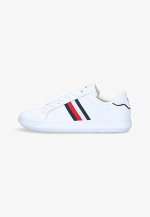 Sneaker bianca bassa con strisce laterali rosse, bianche e blu navy, chiusura con lacci e suola piatta in gomma.