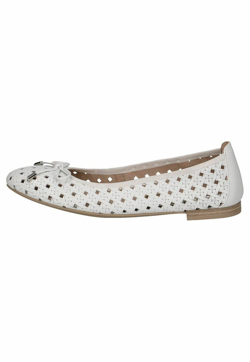Scarpa piatta intrecciata bianca con punta rotonda, caratterizzata da un piccolo dettaglio a fiocco e un retro in pelle. Parte superiore testurizzata con motivi traforati.