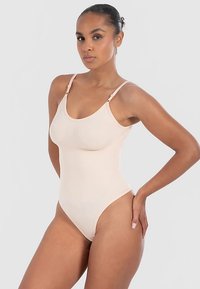 Tělové body s nastavitelnými ramínky, hladkou texturou a přiléhavým střihem s vysokými vykrojenými nohavičkami a kulatým výstřihem.
