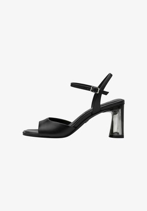 Sort sandal med åben tå design, lavet af glat læder, med en klar blokhæle og en justerbar ankelrem med spænde.