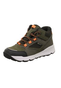 Zielono-czarne buty typu high-top, wykonane z siateczki i skóry, z pomarańczowymi akcentami, teksturowaną powierzchnią oraz gumową podeszwą dla lepszej przyczepności.