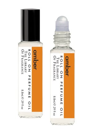 Roll-on-Parfümölflaschen mit klarem Glas, schwarzen und weißen Etiketten sowie orangefarbenen Akzenten. Enthält einen Kugelapplikator und einen sechseckigen Deckel.