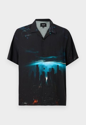 Čierna košeľa s krátkym rukávom na zapínanie na gombíky, s modro-oranžovým motívom panorámy mesta a malými detailmi svetovej mapy pri golieri.