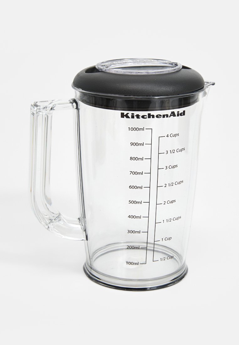 Przezroczysty plastikowy dzbanek miarowy z czarną pokrywką, uchwytem i oznaczeniami pomiarowymi do 1000 ml i 4 filiżanek. Logo marki KitchenAid nadrukowane z boku.