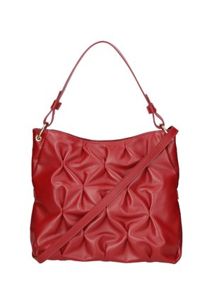 Borsa a spalla rossa in pelle con una superficie morbida e testurizzata caratterizzata da un design increspato. Ha un fondo piatto e una tracolla regolabile.