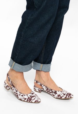 Spitze Slingback-Schuhe mit einer strukturierten weißen und braun gesprenkelten Musterung, mit niedrigem Absatz und verstellbarem Riemen für sicheren Halt.