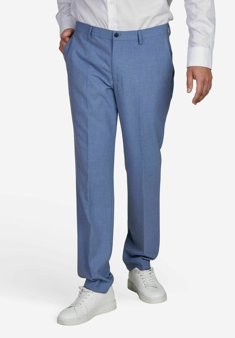 Lichtblauwe broek gemaakt van een gestructureerde stof, met een sluiting aan de voorkant met knoop, zijzakken en een rechte pijpdesign, gecombineerd met witte sneakers.