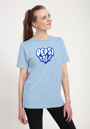 Světle modré bavlněné tričko se výrazným bílým a modrým logem "PEPSI COLA" v zaobleném písmu. Krátké rukávy a design s kulatým výstřihem.