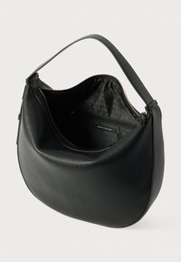 Borsa a spalla nera in pelle con forma curvata, chiusura con zip, superficie texturizzata e interno foderato con il logo del marchio.