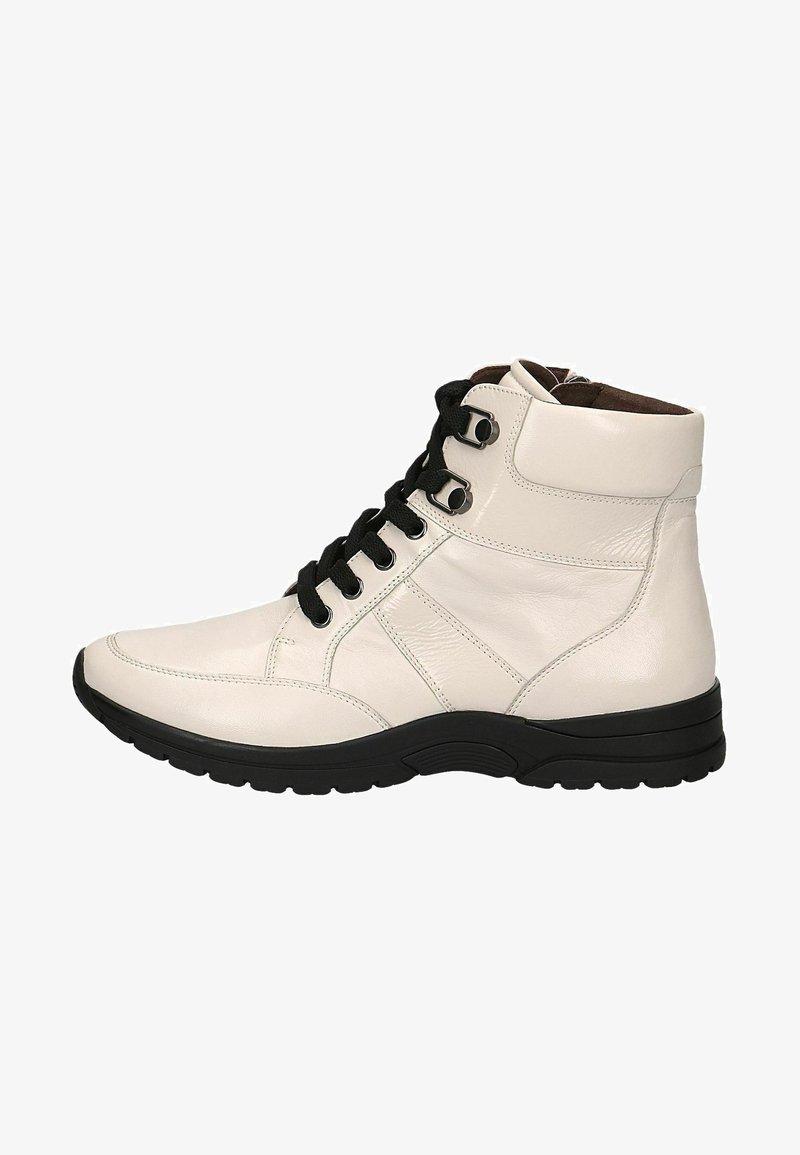 Białe skórzane sneakersy typu high-top z czarnymi sznurowadłami, teksturowaną powierzchnią, brązowym wnętrzem i czarną gumową podeszwą zapewniającą przyczepność.
