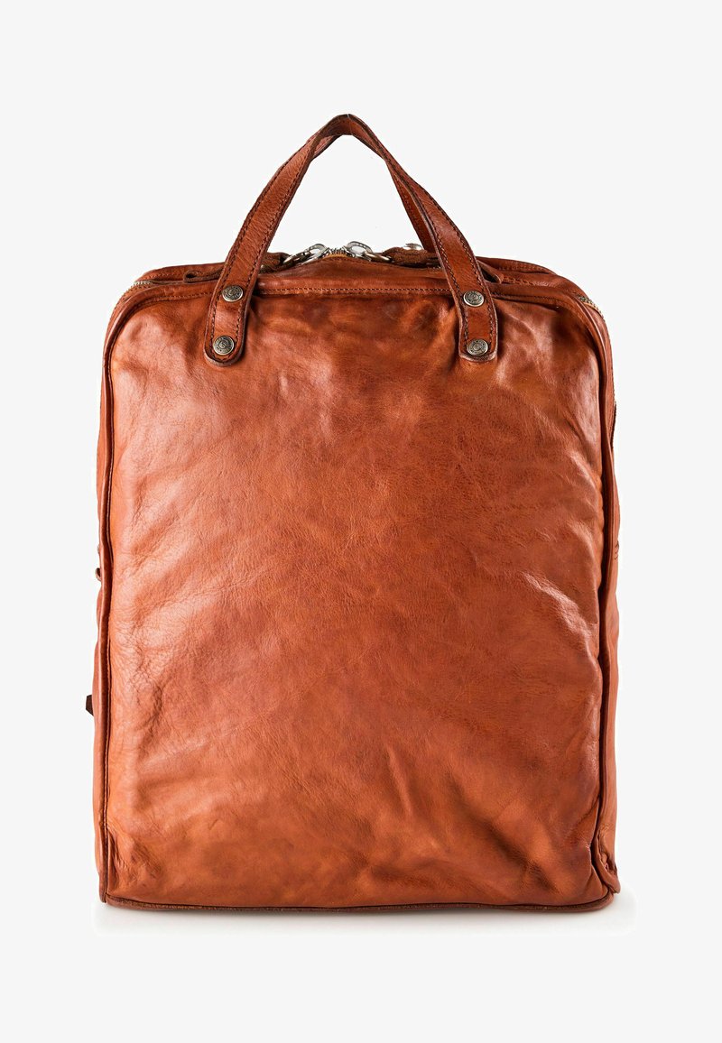 Sac à dos en cuir marron avec deux poignées supérieures, texture lisse et fermeture éclair. Design minimaliste sans poches ni quincaillerie visibles.