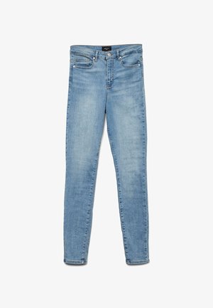 Šviesiai mėlyni nudegę liesi džinsai su priekiniais mygtukais ir penkių kišenių dizainu, išlyginti ant baltos fono.