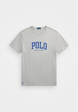 Jasnoszara koszulka z krótkim rękawem z niebieskim tekstem "POLO Ralph Lauren" z przodu i małym niebieskim logo gracza Polo w pobliżu dolnej krawędzi.
