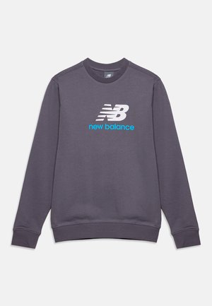 Mørkegrå langærmet crewneck sweatshirt med hvidt og blåt New Balance-logo centreret på brystet.
