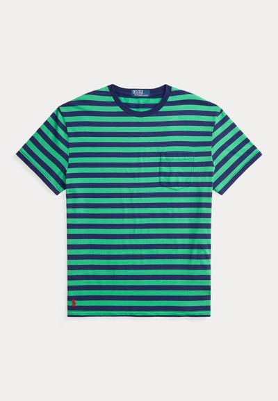 T-shirt à rayures vertes et bleu marine avec un col rond, des manches courtes et une poche sur le côté gauche de la poitrine. Dispose d'un petit logo dans le coin inférieur.
